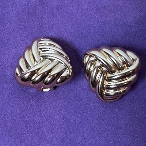 Christian Dior Triangular Knot
Earrings vintage gold clip on
